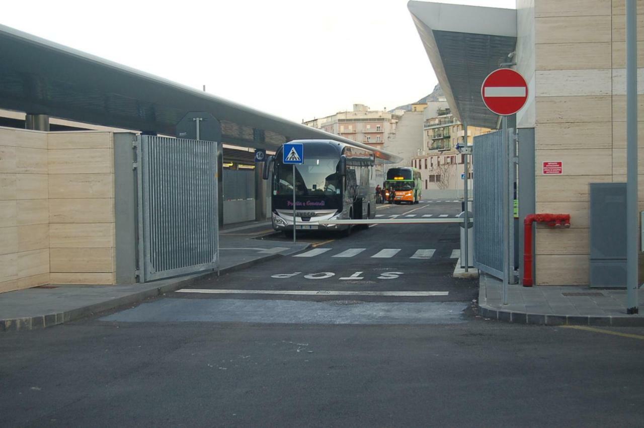 Terminal Bus Cairoli Bed and Breakfast Palermo Exterior foto